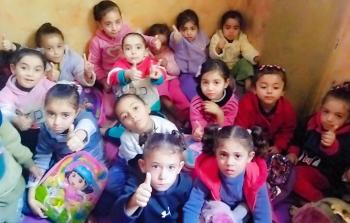 في هذه المساحة الضيّقة من منزلٍ تضرّر بالقصف في مخيم الشاطئ، صنعت المعلمة منى السيسي روضةً بديلة