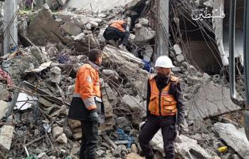 طواقم الدفاع المدني خلال انتشال شهداء تحت أنقاض منزل أبو ندى في غزة (تصوير: جمال غيث)