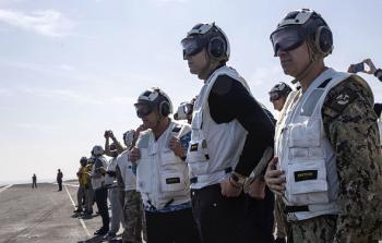 ويتكوف وكوشنر وكوبر على متن حاملة الطائرات الأميركية 