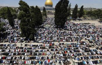 عشرات الآلاف يؤدون صلاة الجمعة في المسجد الأقصى