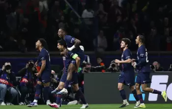 لاعبو باريس سان جيرمان يحتفلون بعد تسجيل الهدف الثاني