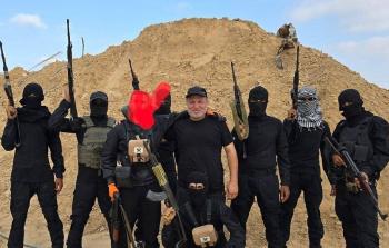 العميل حسام الأسطل (وسط الصورة) محاطاً بمسلحين من عصابته جنوبي قطاع غزة