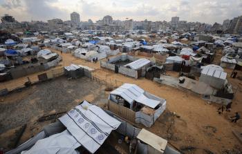 ظروف قاسية يعيشها النازحون داخل الخيام جراء المنخفض الجوي بغزة (أرشيفية)