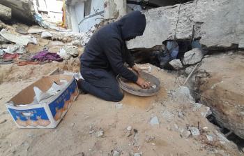 محمود حماد يجمع رفات زوجته وأطفاله تحت أنقاض منزل دمره الاحتلال خلال الإبادة الجماعية