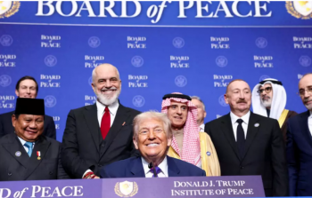 الرئيس الأمريكي دونالد ترامب في صورة جماعية للمشاركين في أول اجتماع لمجلس السلام، واشنطن في 19 شباط فبراير 2026. © رويترز