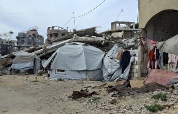 في خيامٍ مهترئة لا تقي برد الليل ولا حرّ النهار، يعيش آلاف المواطنين الذين دمّرت حرب الإبادة الإسرائيلية منازلهم،