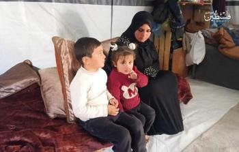 أبناء شهداء يجلسون داخل خيمة فيما لا تزال والدتهم تفكر في كيفية إدخال البهجة لقلوبهم قبيل العيد