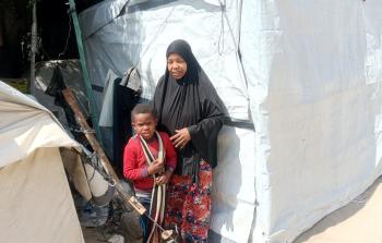 الجدة معزوزة أبو قينص وحفيدها مالك