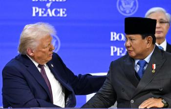 الرئيسان الإندونيسي برابوو سوبيانتو والأميركي دونالد ترامب خلال اجتماع بشأن 