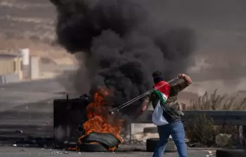 فلسطيني يتصدى لهجوم مستوطنين وقوات الاحتلال بالضفة (أرشيفية)