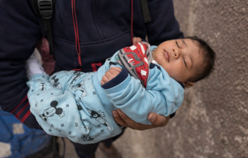 دخل الطفل عرفة الغول معركةً قاسية من أجل الحياة، بعد أن تعرّض لتلف في خلايا الدماغ