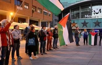 متظاهرون يرفعون الأعلام الفلسطينية خارج ملعب المباراة في مدريد
