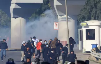 متظاهرون يتجمّعون قرب مدخل المنطقة الخضراء وحاولوا التوجه نحو السفارة الأميركية