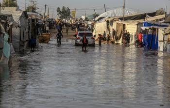 غرق خيام النازحين جراء الأمطار الغزيرة بغزة