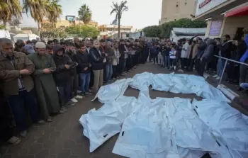 أداء صلاة الجنازة على شهداء ارتقوا في قصف الاحتلال على غزة (أرشيفية)