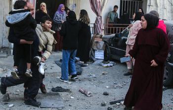 فرار أهال من موقع غارة إسرائيلية استهدفت حيًا شرق مدينة صيدا جنوبيّ لبنان