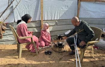 خميس غريب برفقة ابنتيه داخل خيمة النزوح