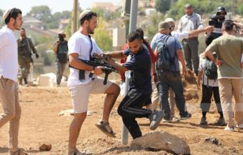 مستوطنون مسلحون يعتدون على الفلسطينيين بالضفة الغربية