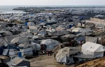 خيام النازحين على امتداد شاطئ بحر غزة