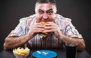 يوصي الخبراء بالاستمرار في السلوك الغذائي الصحي المكتسب خلال رمضان لأن التأثيرات الإيجابية للصيام تتراجع سريعًا بعد العودة إلى نمط الأكل السابق