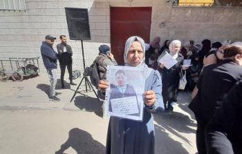 أم الشاب المفقود أحمد أبو الكاس خلال وقفة للمطالبة بمعرفة مصير ابنها