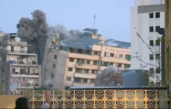 لحظة نسف الاحتلال مبنى سكني في بيروت