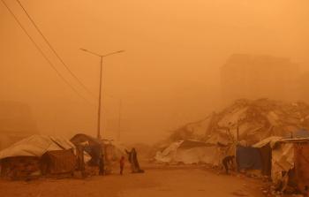 عاصفة رملية مصحوبة برياح شديدة تسببت في انعدام مدى الرؤية وانتشار كثيف للغبار