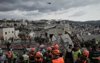 هيئة البث الإسرائيلية أكدت استدعاء مروحية إلى بيت شيمش لدعم عمليات الإخلاء والاستجابة (أسوشيتد برس)