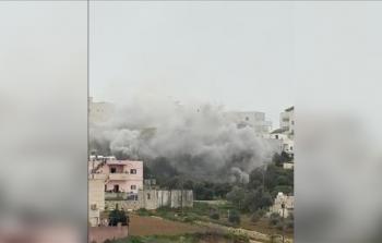 مشهد للحظة تفجير منزل الأسير عزمي نادر أبو هليل