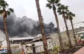 صورة حية لاشتعال النيران من المصنع المستهدف من الصواريخ الإيرانية