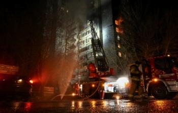 أفراد الإطفاء يعملون في موقع مبنى سكني تعرض لهجوم مسيرة روسية في زابوريجيا (رويترز)