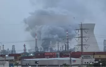 أعمدة الدخان تتصاعد من مصفاة حيفا إثر قصف إيراني