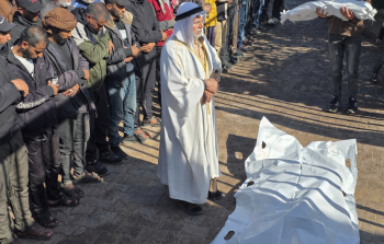 أداء صلاة الجنازة على أحد شهداء العدوان الإسرائيلي على غزة (تصوير: تامر قشطة)