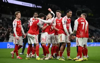 لاعبي آرسنال يحتفلون بتسجيل الهدف الثاني