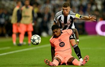 نيوكاسل يواجه برشلونة في ليلة أوروبية منتظرة