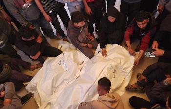 وداع شهيدين ارتقيا بقصف الاحتلال بخانيونس