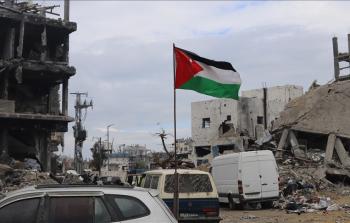 علم فلسطين يرفرف فوق الدمار الذي خلّفه الاحتلال في غزَّة