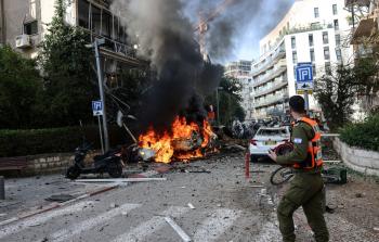 سيارات محترقة جراء القصف الإسرائيلي على 