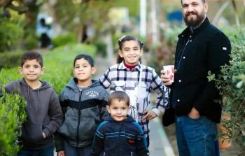 فكري إبراهيم القايض، الذي تحولت حياته في لحظة واحدة من أب لأربعة أطفال إلى أبٍ وأمٍ