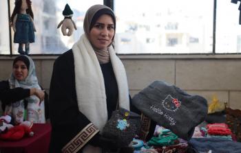 أعادت الشابة نداء عيطة تعريف التمكين الاقتصادي في غزة بخيطٍ وإبرةٍ وإرادة لا تنكسر