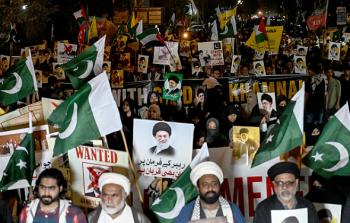 الشرطة الباكستانية أطلقت الغاز لتفريق متظاهرين أمام القنصلية الأميركية في كراتشي