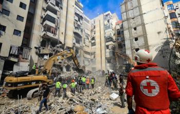 فرق إنقاذ لبنانية تحاول رفع ركام منازل استهدفها الاحتلال في عدوانه (وكالات)