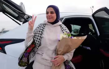 الناشطة الفلسطينية لقاء كردية بعد الإفراج عنها  