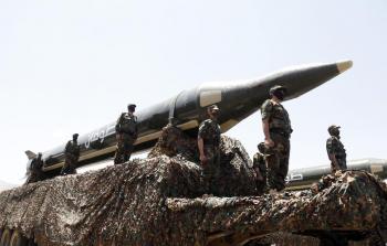 صاروخ طوفان الباليستي خلال عرض عسكري لجماعة أنصار الله في اليمن