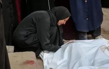 سيدة تودع نجلها الذي ارتقى شهيدا في قصف الاحتلال على غزة