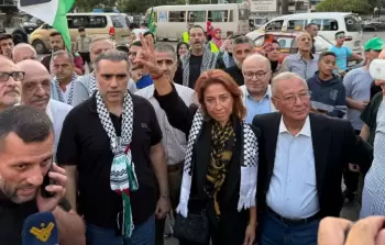 خبيرة القانون الدولي، لينا طبال، مع مجموعة من المتظاهرين