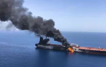 تصاعد اللسنة الدخان من ناقلة النفط