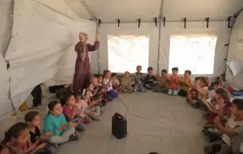 تعليم للأطفال داخل خيمة بعد قصف الاحتلال المدارس في غزة