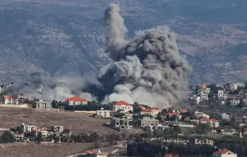 تصاعد أعمدة الدخان جراء غارة إسرائيلية على لبنان