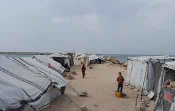 يُواجِهون المُنخفضات بِخِيامٍ هشَّةٍ... نازِحو الميناء: نُريد بيوتًا مُتنقلة